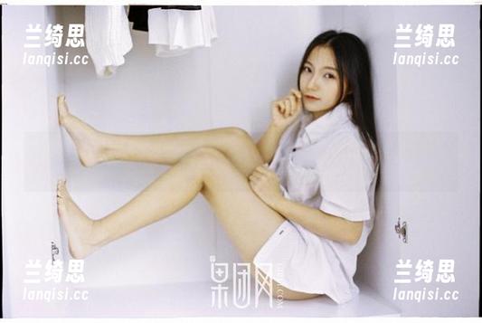 GIRLT果团网 - 在这作品中，陈雅漫的美脚就像一个无声的邀请。