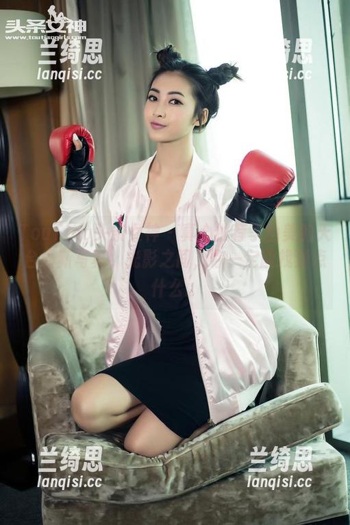 TouTiao头条女神 - 真心推荐李由美的天台最新写真，光影之间，你一定能找到点什么。