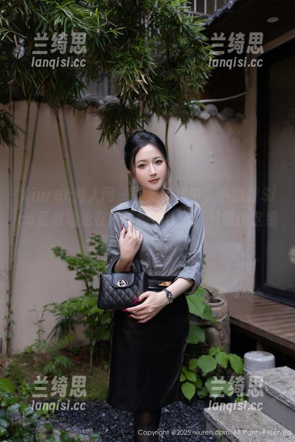 Xiuren秀人网 - 图集传送中，小狐狸Sica骄傲地走在黑丝的边边上，只能说这组合看得心彻底乱了。