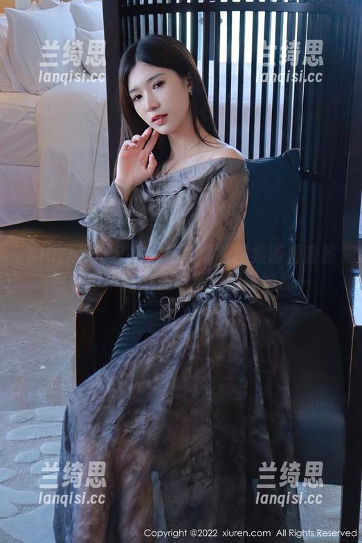 Xiuren秀人网 - 杨晨晨的图集请看香槟色礼裙，似乎在与某种微风嬉戏…