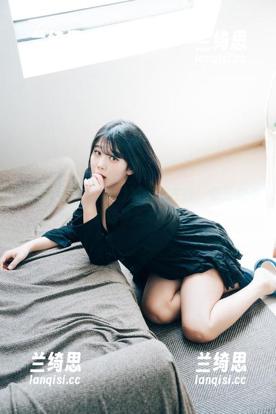 白衬衫与Zia(지아)的邂逅在线：谁还敢小看这种基本款？