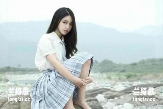 eloise软软的双拼丝袜，让这组写真图片充满了难以言喻的吸引力！