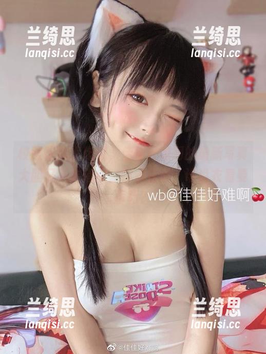 校服改造大作战，佳佳好难啊的最新写真大胆又不失俏皮，仿佛在说：谁说衣着要乖巧？