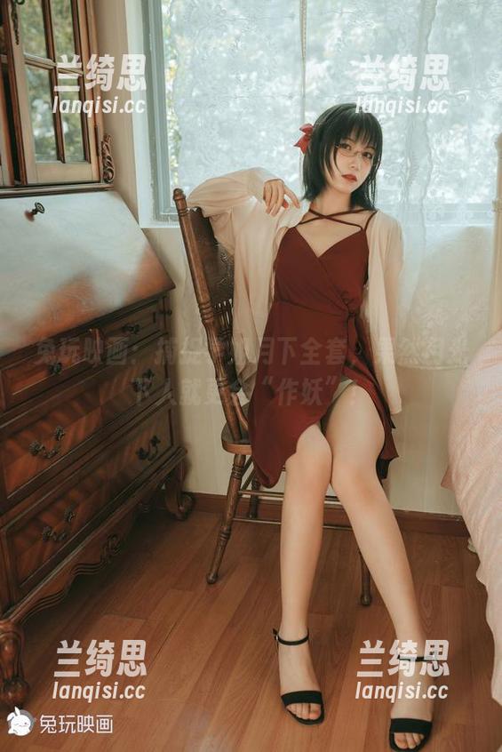 兔玩映画：捕捉学姐月下全套，果然月光下人就更会“作妖”！
