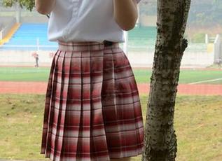 初夏女神 – 用美图记录点点的美脚：一抹不经意的姿态，像是一阵轻柔的风。