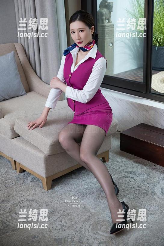头条女神 - 尹菲的白衬衫，搭配着她的微微撇嘴-原图里的小插曲