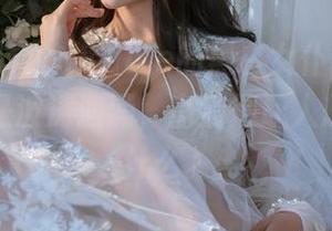 每次看到奈汐酱Nice的黑白女仆套图，内心可说是波涛汹涌，高清得让人想多想些什么。