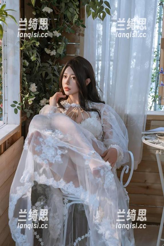 每次看到奈汐酱Nice的黑白女仆套图，内心可说是波涛汹涌，高清得让人想多想些什么。