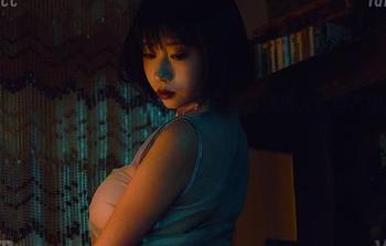 全套纯白，奈汐酱Nice让我相信白色也能撩人，图片中的艳丽与清纯交错。