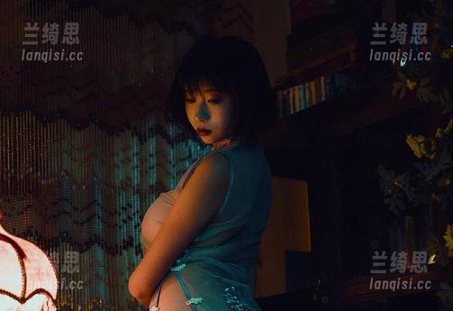 全套纯白，奈汐酱Nice让我相信白色也能撩人，图片中的艳丽与清纯交错。