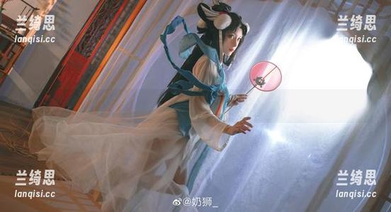 用奶狮不咬人的视角看黑贞德，结果这组写真图集给我一种奇怪的熟悉感～