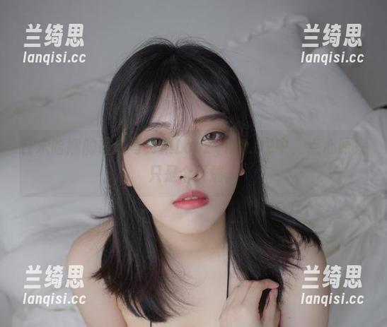 在宋哈娜的最新写真集LoozyNO.02中，点心原来只是个开端。