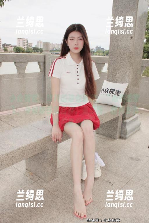 小众视觉 - 玲玲的瑜伽冒险：“心中想要飞，身体却在练拉伸。看原图，图片会告诉你真相！”