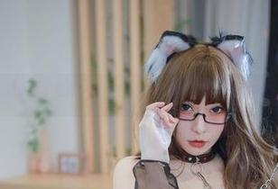 “无圣光”的小泉学姐吖，在毛衣里看到了啥？啧，这挺有意思的作品。