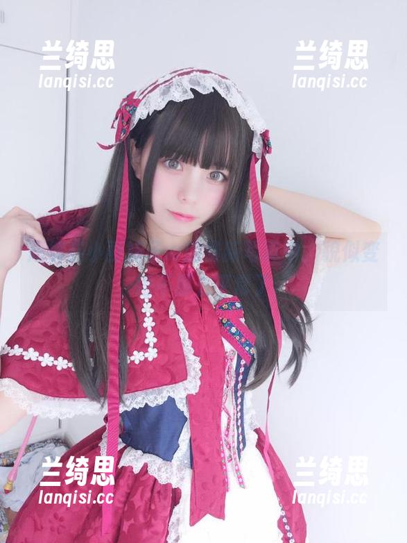 短裤在小野妹子w的最新写真中，貌似变得不那么平常了