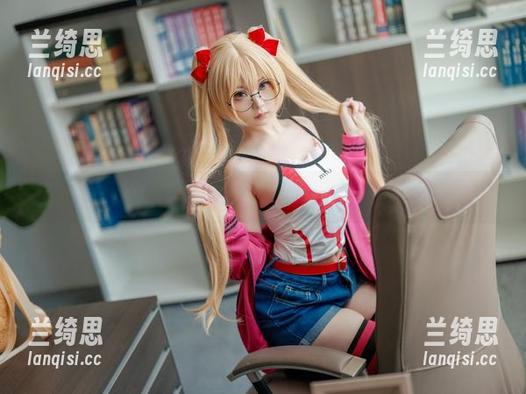 美图与照片中的幼水铃衣，黑白也能让你想入非非。