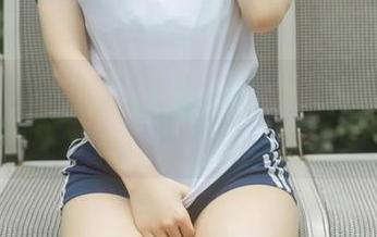 幼水铃衣与小鹿：高清照片下的小小圣诞奇迹