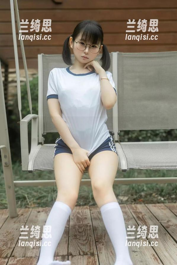 幼水铃衣与小鹿：高清照片下的小小圣诞奇迹