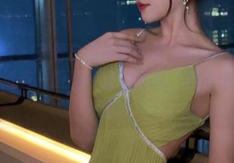 微密圈 – 穿着白衬衫的徐莉芝Booty，全套都透着一股说不出的洒脱，想不注意都难。