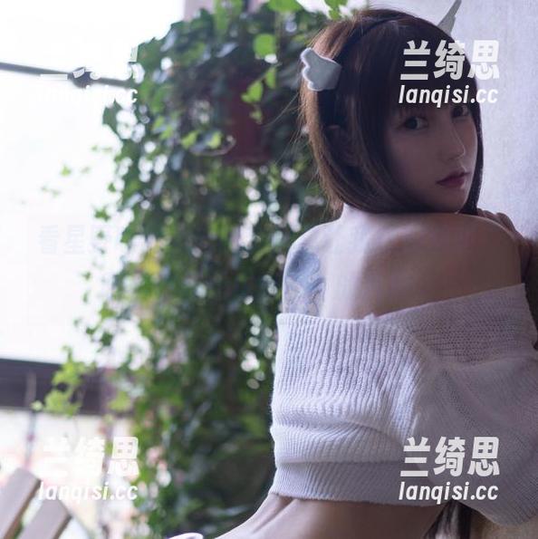 看星野咪兔，自拍套图总让我想起那些“咦，这样拍也行？”的片段。