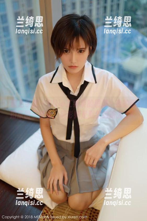 模范学院 - Ellie艾栗栗的图册：我的旅拍原图三部曲，摄影师是默默的路人乙！