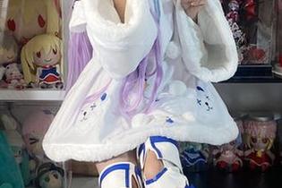 白栎Shirly与她的白衬衫：一个cos合集，夹杂着几分俏皮