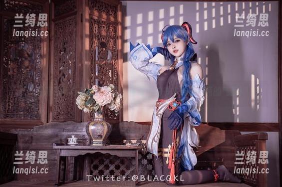 白莉爱吃巧克力在教室,写真中的书本送来一吨的气氛! 白莉爱吃巧克力在教室,写真中的书本送来一吨的气氛!