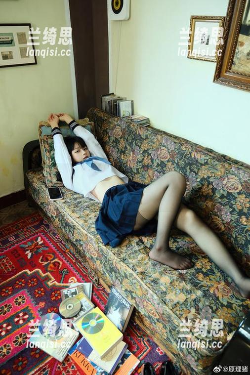 白莉爱吃巧克力写真新作，这些香奈乎照片里有没有让你心里小鹿乱撞？