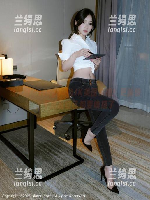 秀人网 - Lingyu的JK美图来啦！更新快，不然我自己都要嗅感了