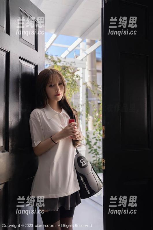 秀人网 - LOL，刘婷婷私拍泳衣作品里，她的自信比料子还薄。