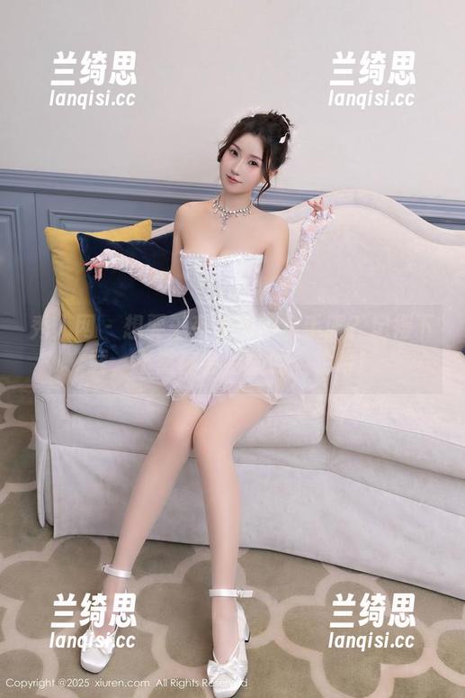 秀人网 - 想要千夜未来的水手服？记得下载，不然你会后悔的，哈哈！