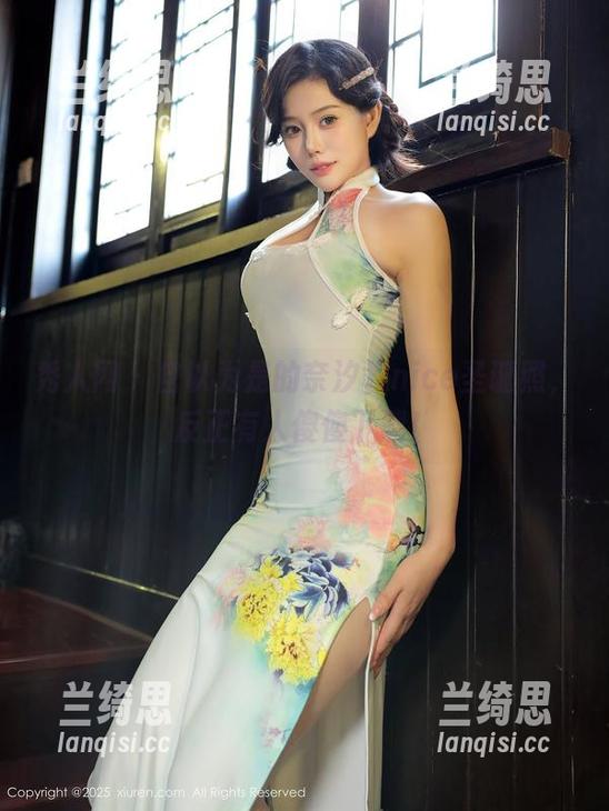 秀人网 - 自以为是的奈汐酱nice圣诞照，反正有人傻傻下载！
