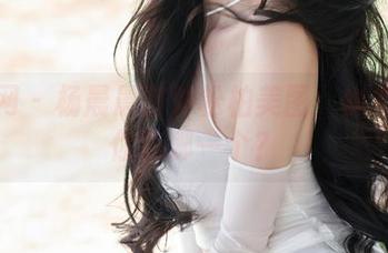 秀人网 – 杨晨晨室外松柏美图：树木和她你选哪一个？