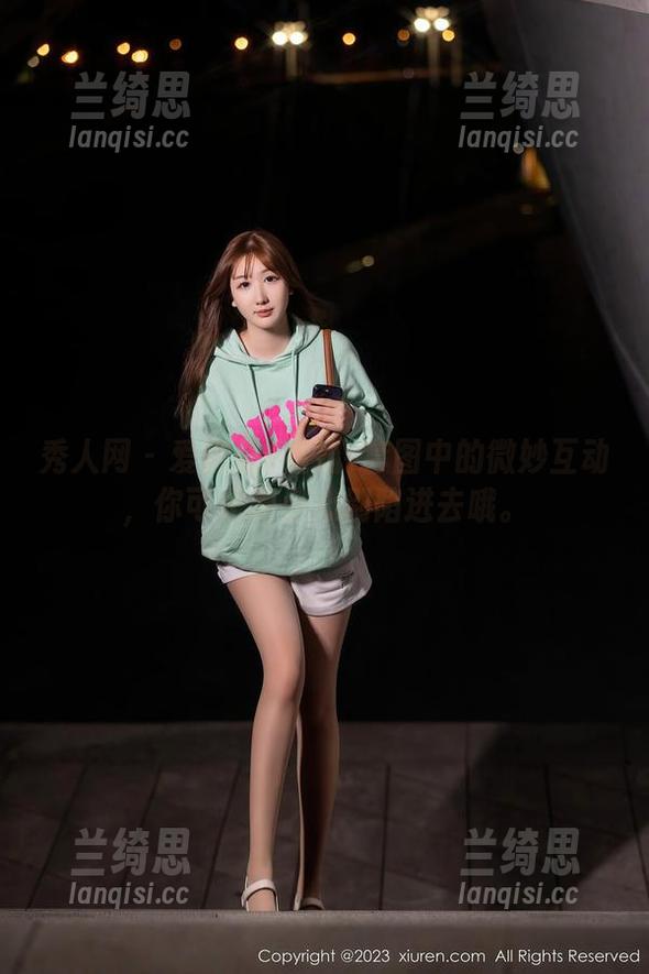 秀人网 - 爱酱里+姐姐=套图中的微妙互动，你可是得小心别陷进去哦。