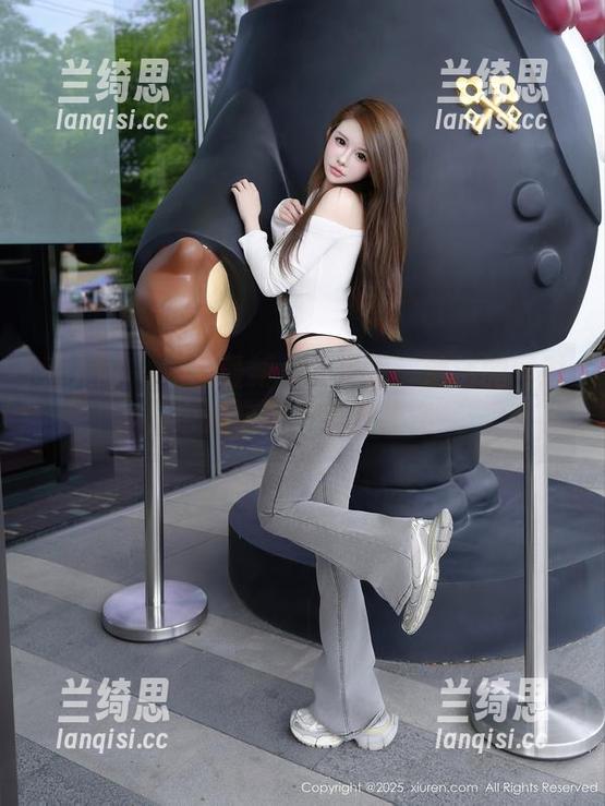 秀人网 - 袁圆最新女仆写真：清洁的同时，也开启了“优雅模式”