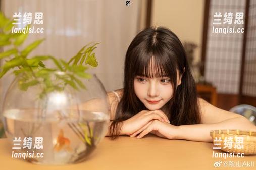 秋山AkI的浴缸“高清”日常合集，泡沫与慵懒的微妙默契