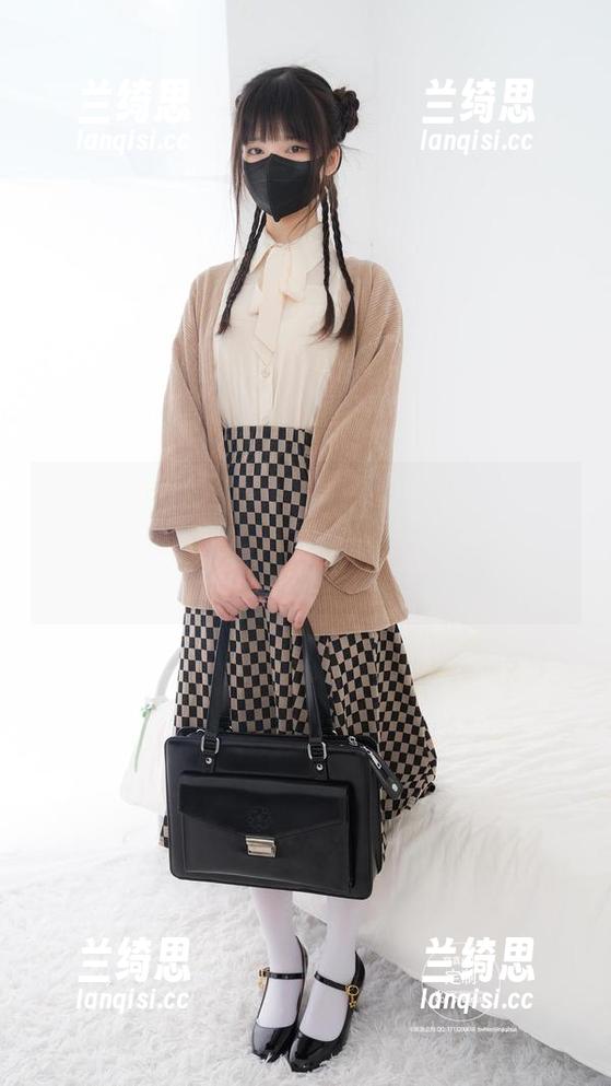 紧急企划 - 小婕的礼服今儿个终于更新了！美图提醒：别站久了，不然会被她的美迷死！