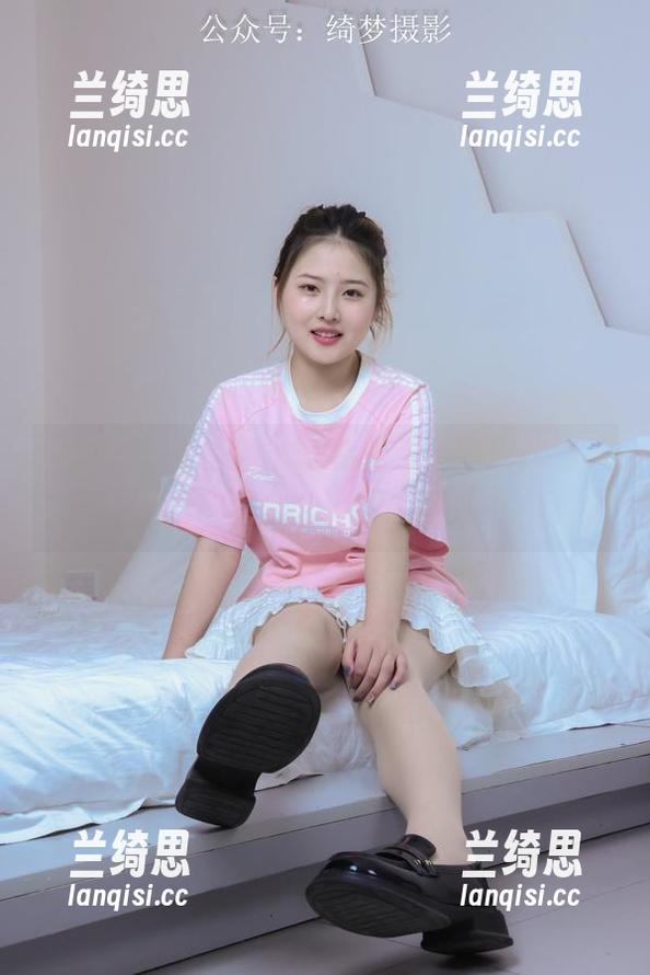 绮梦摄影 - 月月的丝袜图包，以后我都不敢随便说“我瞧见了！”