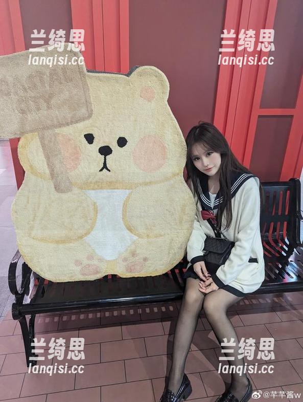 透过镜头看芊芊酱w，私拍JK图，让人直呼过瘾！