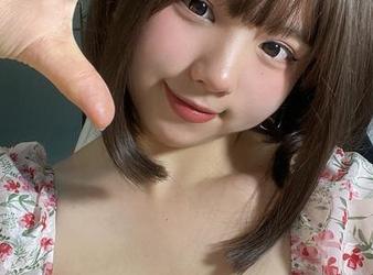 微密圈 – 私房里，葱油饼er与礼服对峙：不小心就会踩到绸缎啦