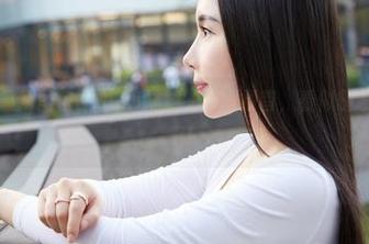 蜜桃社 – 最新图包，Suki妹妹的微微颔首，看似随意却满有戏啊！
