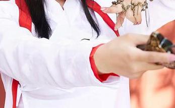 蜜桃社 – 观察索菲娅Sophia的视角，原图中的女孩跑出了画框，你看见了吗？