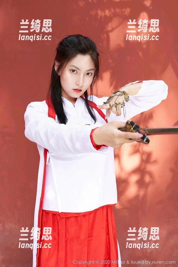 蜜桃社 - 观察索菲娅Sophia的视角，原图中的女孩跑出了画框，你看见了吗？