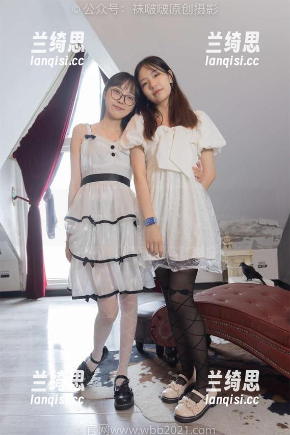 袜啵啵 - 小安两双船袜的私拍图集，色彩如此不和谐，竟也美得让人赞叹？