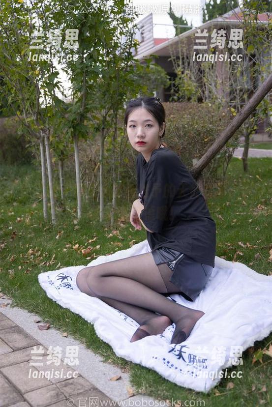 袜啵啵 - 捧着心脏看稚予的天使美图，小心心会跑掉哦！