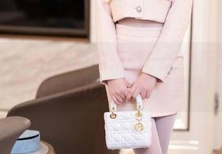 语画界 – 抛开衣物的束缚——徐莉芝Booty的私房比基尼图集登场