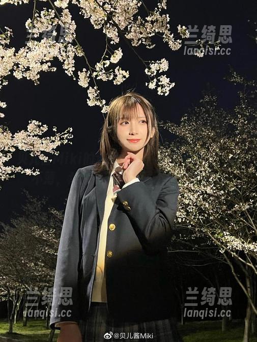 贝儿酱Miki的透明全套：妆容不重、气质不薄，难道是一种深藏不露的智慧？