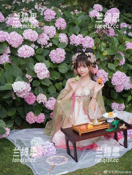 “贰加六”在原图里给你春天的气息，别看了，快去把它变成壁纸吧，嘿嘿！