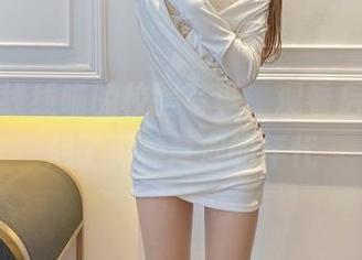 过期米线线喵的校服写真，观看后莫名想起了那种青涩的年代