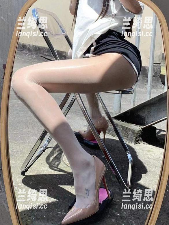 微密圈 - 清纯女高生？陈佩奇的私房作品又让我怀疑我自己青春的清纯度了。天真还是天真？